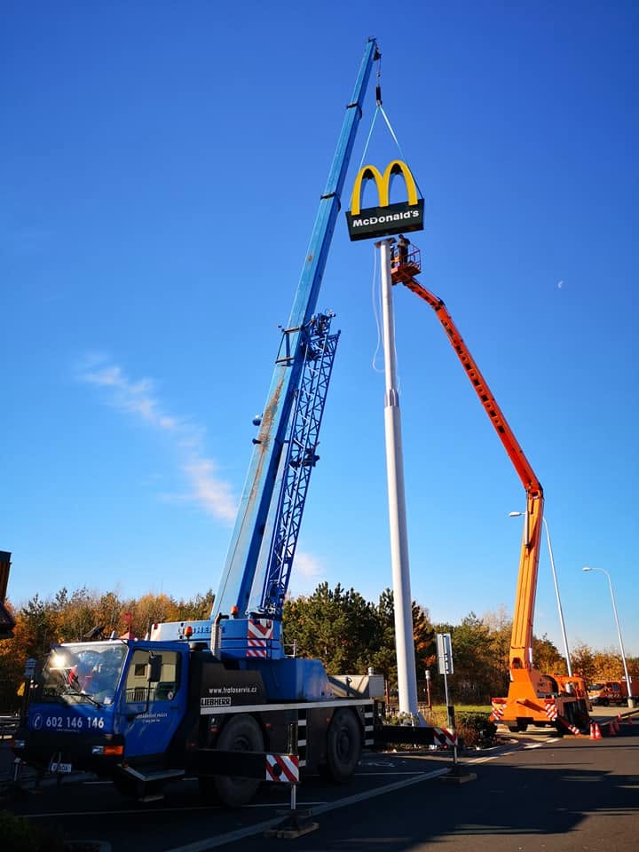 Osazení světelné cedule McDonald's
