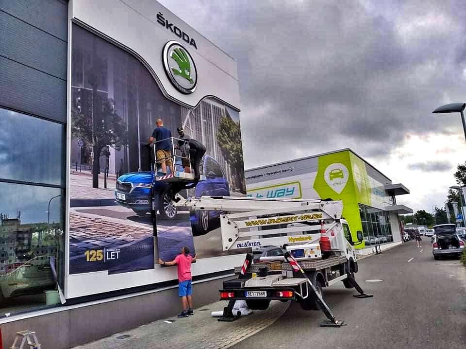 Instalace velkoplošné reklamy Škoda z plošiny